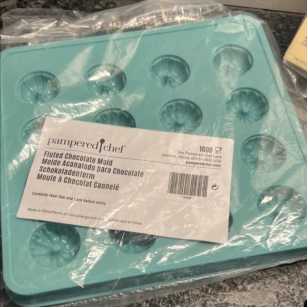Pampered Chef Teal Chocolate Mold and Cut-N-Seal Tool and Apple corer BUNDLE